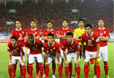 被拍到手上有“美甲”，汪士钦社媒收到网友大量攻击性评论（手部疑似做美甲照流出，汪士钦社媒遭海量攻击性留言）